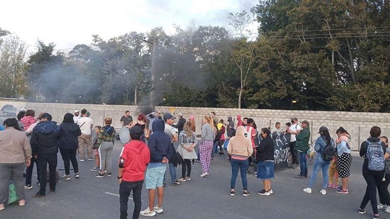 RECLAMO. Los vecinos piden ayuda del Municipio ante el desalojo inminente..