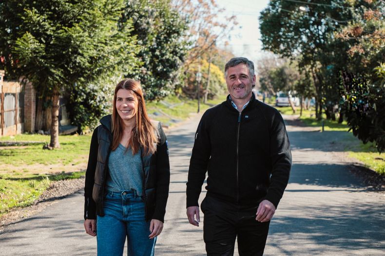 RECORRIDA. Peralta y Achával por las nuevas calles asfaltadas.