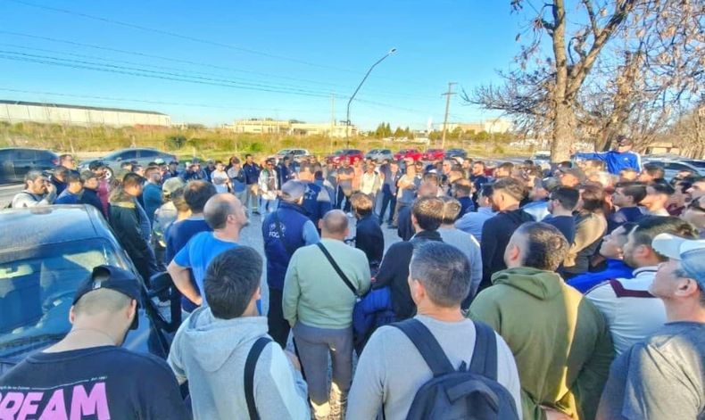 Trabajadores de ILVA en la puerta de la planta del Parque Industrial Pilar.