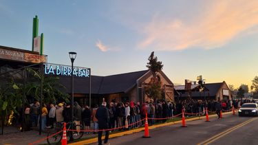 Más de 300 personas formaron fila en La Birra Bar para acceder a las hamburguesas a $1.