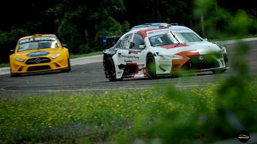 POR EL TRI. El Toyota Lexus de Azar va este domingo por la hazaña.