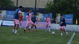 PELOTA. Morán, Rodríguez Silva, Leguiza y Gómez durante el entrenamiento en el estadio.