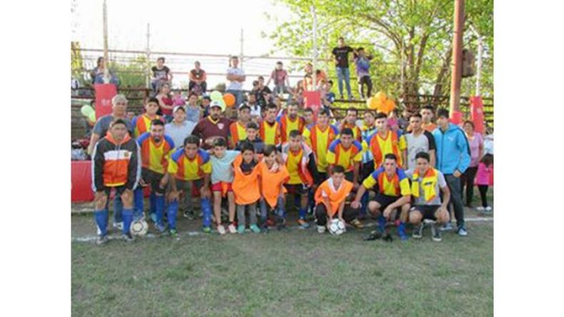 Gladiadores de Pilarica. Esta es la formación del Club Deportivo La Pilarica, que cada sábado defiende los colores del equipo. Los Gladiadores son Adrián, Ezequiel, Rubén, Marcos, Sebastián, Luis, Sebastián, Marcelo, Santiago, Diego, Tomás, Kevin, César, Elías, Marcelo, Héctor, Ramón, Leo, Alejandro, Nelson (DT) y Gustavo (AT). Los alcanza pelotas Tomás, Oscar, Tomi y Facu..