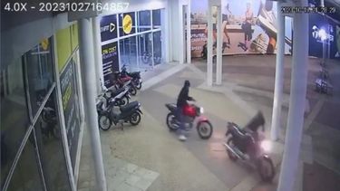 Los delincuentes a bordo de la moto que robaron del estacionamiento del gimnacio On Fit.&nbsp;