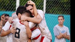 Todos sobre el héroe. Biscaldi es tapado por sus compañeros tras sellar la victoria..