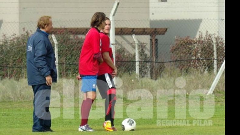 Pedrazzi le da indicaciones a Ronconi y Ciaccheri; Fénix se prepara para jugar el sábado con Atlanta..