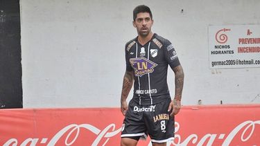 Gastón Díaz se prepara para pegarle a la pelota..