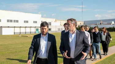 RECORRIDA. Achával visitó la planta que genera más de 300 empleos en Pilar.