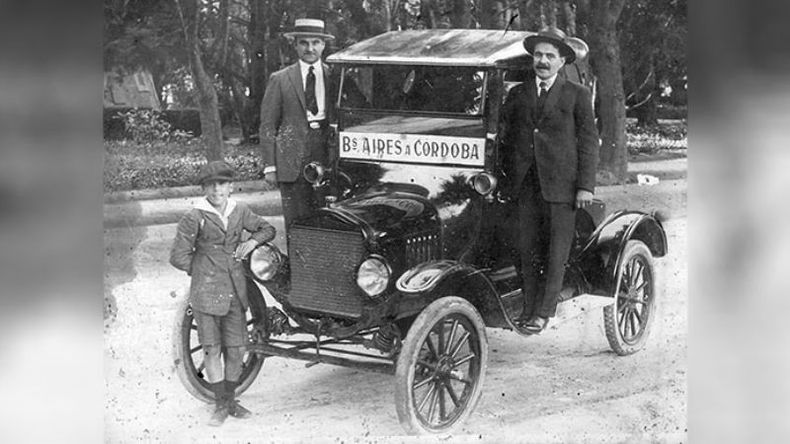 Año 1911. Un Ford T de alquiler, listo para emprender su viaje entre Buenos Aires y Córdoba. En la foto, Bautista Dell Aqua, Jesús Fernández y su hijo, en la localidad de Matheu, que en aquel entonces pertenecía a Pilar. .