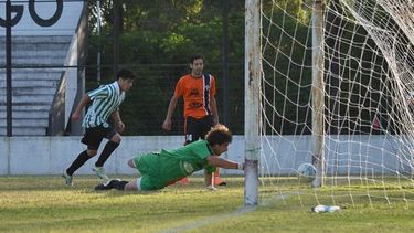 ADENTRO. Nico Zárate la empujó ante el rebote en Codaro; era el 3-1 para Abrojal..