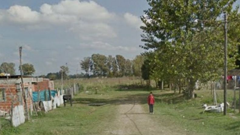 La víctima de 41 años golpeó su cabeza contra la calle de tierra al caerse del caballo. .