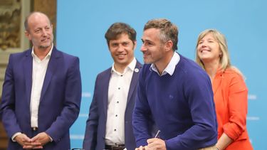 FIRMA. Achával rubrica el acuerdo ante las sonrisas de Insaurralde, Kicillof y Álvarez Rodríguez.