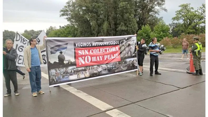 VOLVIERON LAS PROTESTAS. Vecinos de la zona retomaron el pedido por el no pago de peaje.
