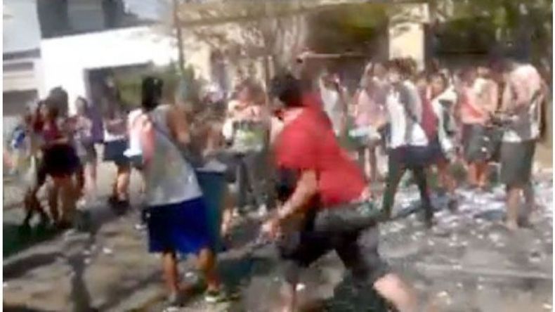 IMAGEN DE VIDEO. El momento en que el vecino golpea el bombo del estudiante..