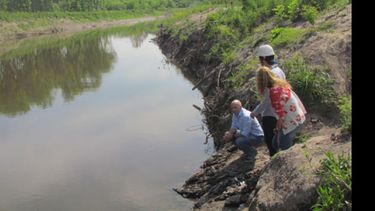 AL AGUA. Ducoté, esta semana, en el río Luján, donde planea obras contra las inundaciones. Aún no hay detalles..