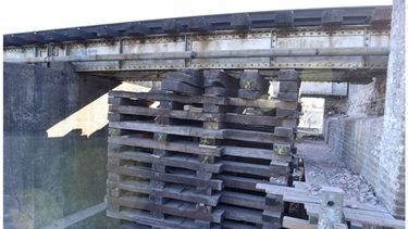MADERA. Los durmientes sostienen al puente en mantenimiento..