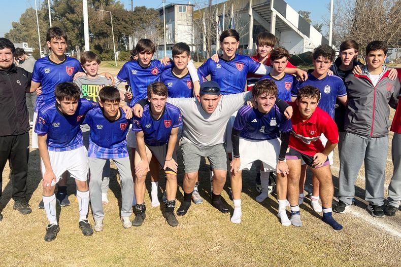 La división Sub 18 del Colegio Del Pilar que participó en la modalidad Escolar, en Carmen de Areco.