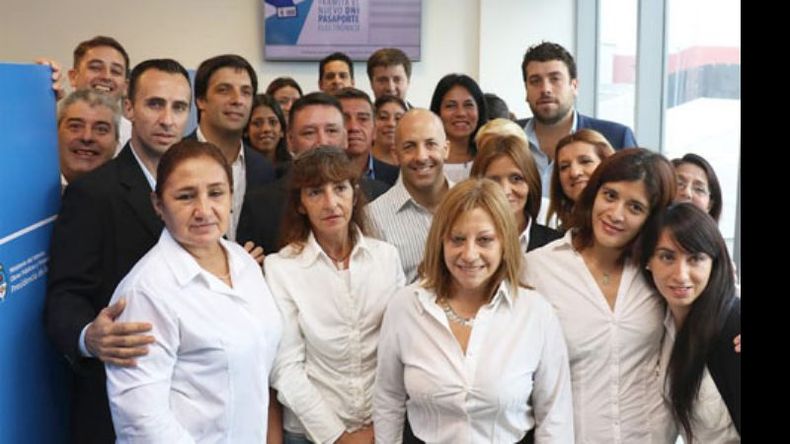 EQUIPO. Funcionarios y trabajadores posan tras la inauguración del Centro..
