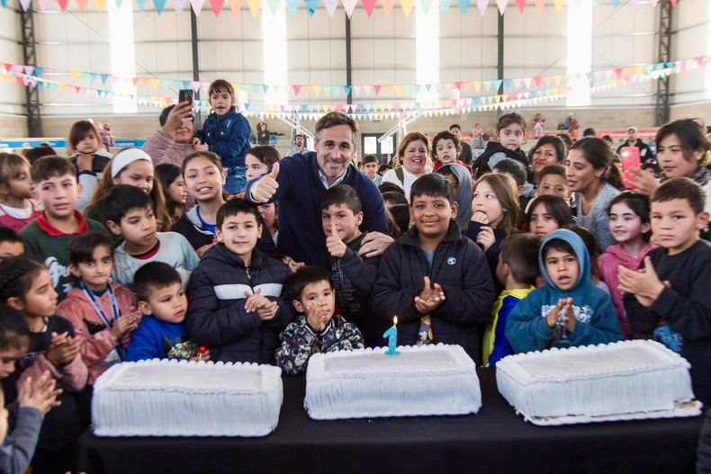 Federico Achával y los vecinos celebraron el primer aniversario del Club Municipal de Presidente Derqui.