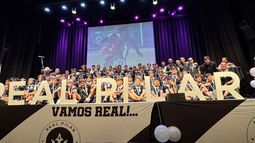 JUNTOS. Los jugadores de todas las categorías y los directivos de Real Pilar unidos en el escenario. JUNTOS. Los jugadores de todas las categorías y los directivos de Real Pilar unidos en el escenario.