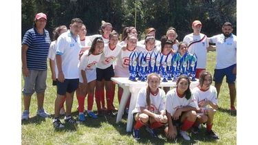 PLATEADAS. Las chicas de Muni Pilar posan con sus trofeos, tras el 2º puesto..