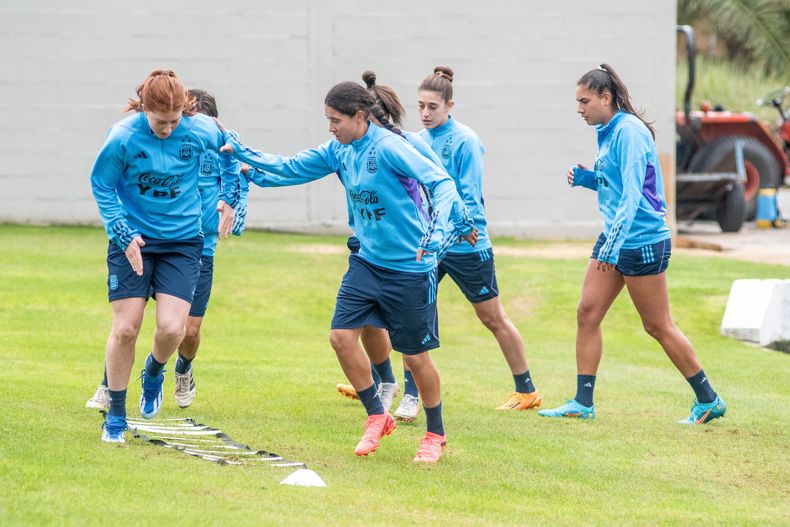 TRABAJO. Paz (izq.) participó en la mañana del martes del primer entrenamiento.