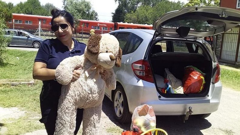 Muchísimas gracias queridísima Rosana Castillo por ser ayudante de los Reyes y traernos tanta alegría a los pajaritos delviseños. Vamos por más sonrisas, la felicidad es inmensa, gracias. Del Viso Ciudad de los Pájaros..