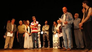 PURA EMOCIÓN. Al final de la obra, el elenco se mezcló con los actores históricos..