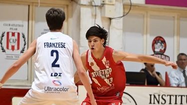 Atético Pilar ganó con la sangre nueva en cancha, como Bruno Arias (3pts). Atético Pilar ganó con la sangre nueva en cancha, como Bruno Arias (3pts).