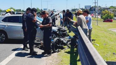 FUERTE IMPACTO. Así quedaron uno de los autos y la moto involucrados en el accidente.