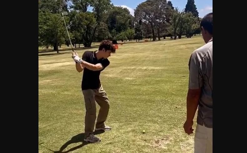 PRUEBA EL SWING. Franco Colapinto se animó a jugar al golf en su regreso a Pilar.