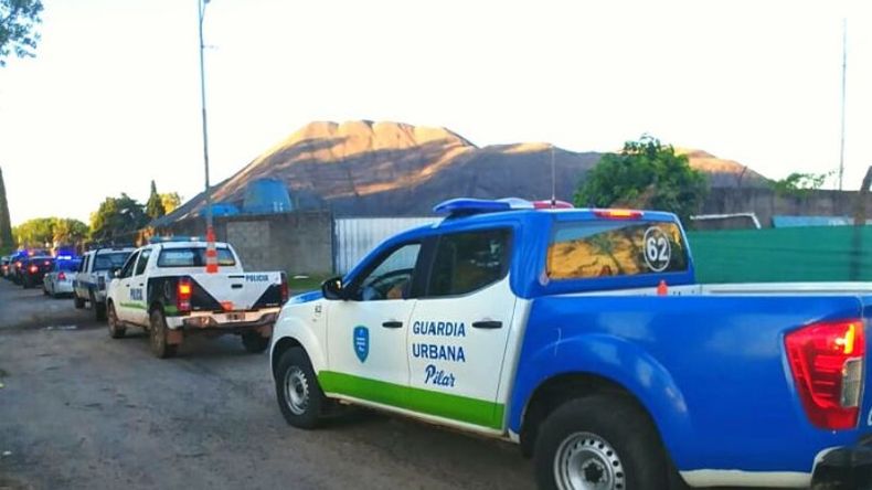 PATRULLEROS. Cerca de 40 efectivos participaron ayer de los allanamientos. .
