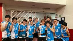 Peñarol Pilar festejando en Huracán de San Justo.