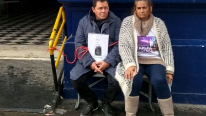 DESOLACIÓN. Los padres de Carla Milens, encadenados al Municipio (Foto Luciano Gómez)..