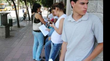 Búsqueda. La ordenanza apunta a faclitar el acceso de los jóvenes al empleo..
