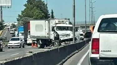 Choque en Panamericana, altura Boulogne: 3 camiones involucrados Choque en Panamericana, altura Boulogne: 3 camiones involucrados