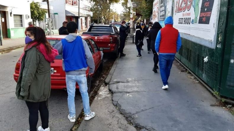 FILAS. Con distancia, las colas dieron vuelta a la manzana..