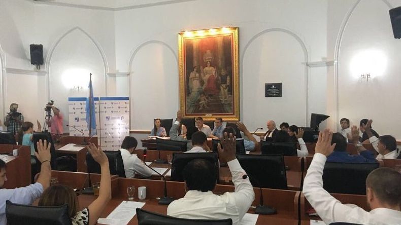 MANOS ARRIBA. Para muchos, la sesión del jueves será la última..
