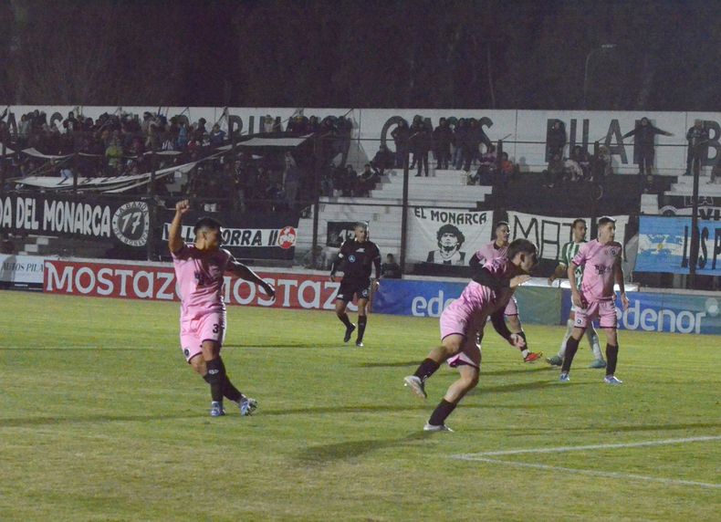 DE MEDIA VUELTA. Enzo Franco ya remató para marcar el empate de Real Pilar ante Laferrere.