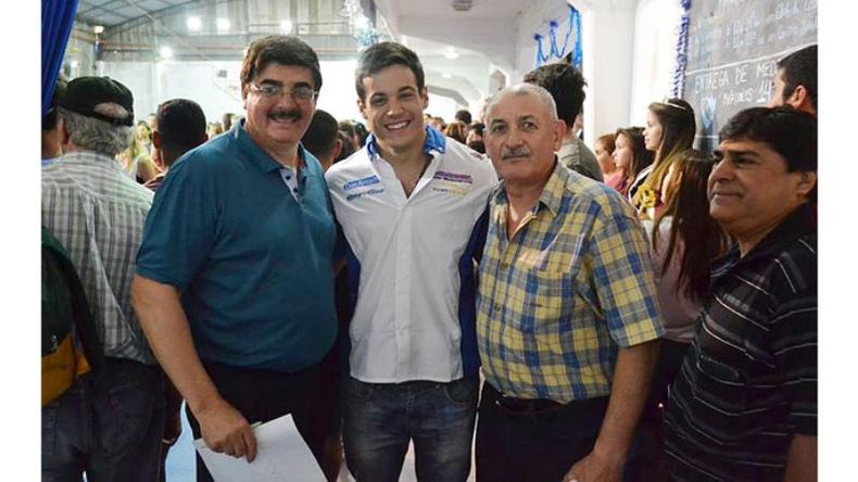 INVITADO. Omar y Juan Carlotto custodian al piloto Diego Azar..