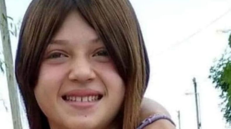 #Ayuda #Desaparecida. Por favor, ¿nos das una mano? Nena de 12 años desaparecida en General Rodríguez. Se llama Paloma Sánchez. Cualquier novedad comunícate al #911 o 1156672141. Raúl NadaesGratis..