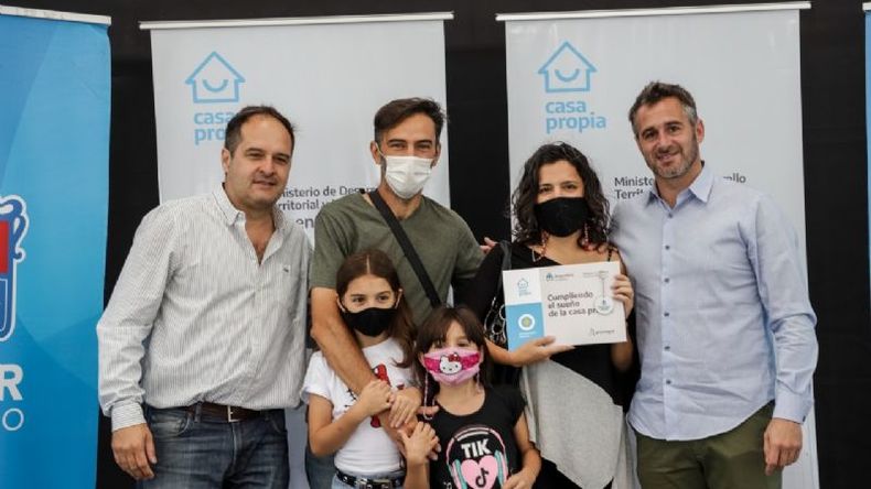 EN FAMILIA. Achával y Maggiotti con beneficiarios del programa..