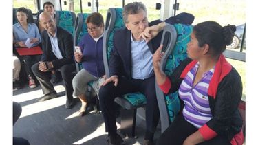 El Presidente recorrió unas cuadras en un micro de la línea 520..
