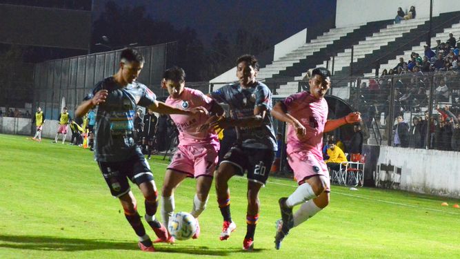 Con uno menos, Real sometió a Italiano pero se tuvo que conformar con el empate