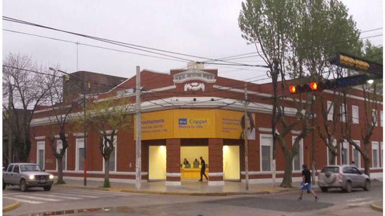 (Twitter @dan_castro62). YA CARTEL EN CARTEL. Las tiendas, frente a la plaza. .