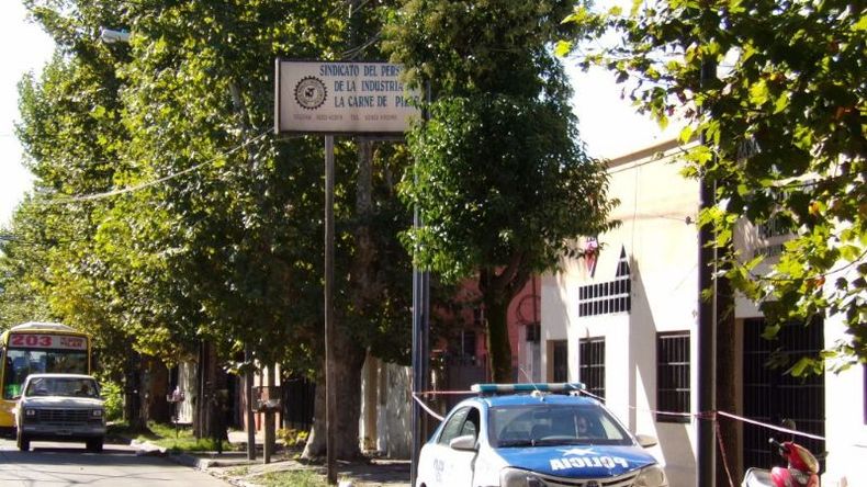CUSTODIADO. Al menos dos patrulleros y ocho agentes cuidan el sindicato..