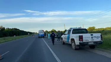 RUTA 6. El vehículo estaba detenido sobre la banquina. Peritos y policías trabajaron en el lugar.