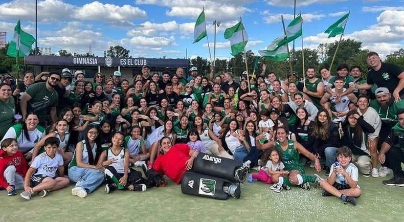 FIESTA. El hockey de Los Pinos festejó en La Plata el ascenso.