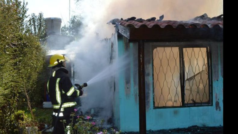 ARRASADOR. El fuego devoró en minutos la vivienda de Ramona y Francisco Albornoz..