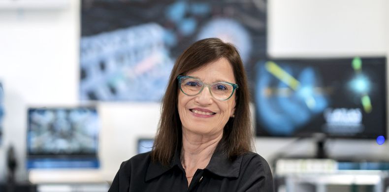 María Teresa Dova, la física argentina galardonada. (Clarín).jpg